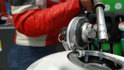 Motorrad tanken, Tankstelle