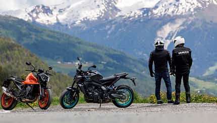 Ausrüstung für Naked Bike-Tester beim Alpen-Masters