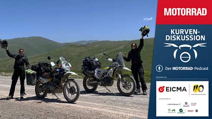 Zwei Frauen mit Reiseenduros