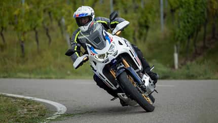 BMW R 1300 GS ASA vs. Honda Africa Twin DCT BMW R 1300 GS ASA vs. Honda Africa Twin DCT