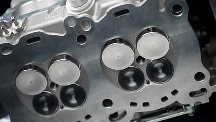 Das passiert bei Vollgas im Motor