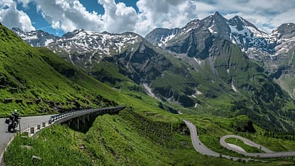 Panorama, Alpen, Wiese, Gipfelspitzen, Serpentinen, Motorradfahrer, Natur