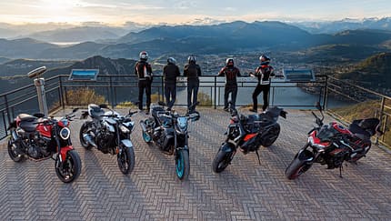 Ducati Monster+, Kawasaki Z 900, KTM 990 Duke, Triumph Street Triple 765 R, Yamaha MT-09 Vergleichstest