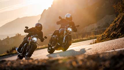 Test BMW R12 NineT vs. Triumph Speed Twin 1200 Rs