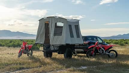 Jumping Jack Trailers. Anhänger mit Zelt für Motorräder