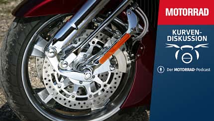 Motorrad Chrome-Felge und Teaser Podcastfolge Kurvendiskussion #95
