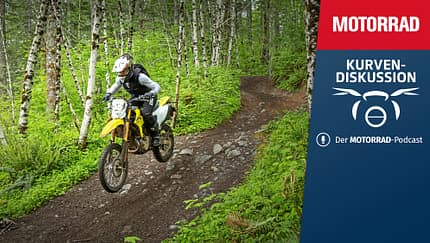 Dirt-Bike Suzuki DR-Z4S bei Trailabfahrt durch Wald. 