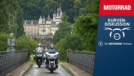 BMW K 1600 GTL und Harley-Davidson Road Glide vor Schloss auf Brück