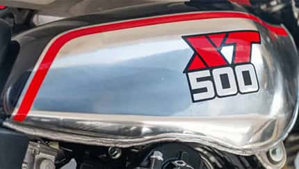 Die Bilder zeigen eine Enduro in der Transportkiste. Es ist eine Yamaha XT 500.