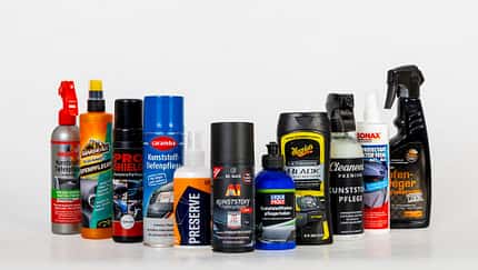 Kunststoffpflege, Pflegemittel, Autozubehör, Kunststoff-Tiefenpflege, Reinigungsprodukte, Pflegespray, Innenraumpflege, Fahrzeugpflege, Produktvergleich, Reinigungsmittel Gruppenbild verschiedener Kunststoffpflegeprodukte in Flaschen und Sprühdosen vor weißem Hintergrund.