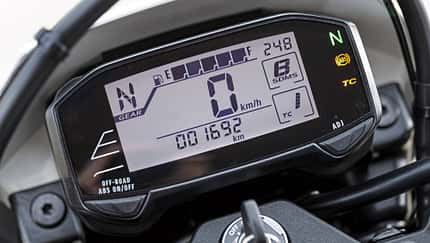 Digitales Cockpit der Suzuki DR-Z4SM mit Tacho, Ganganzeige, Kilometerzähler und Kontrollleuchten.