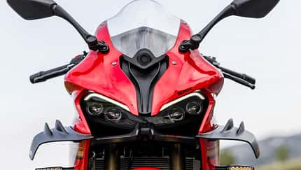 Frontansicht einer roten QJM SRK 800 RR mit markanten LED-Scheinwerfern und Winglets.