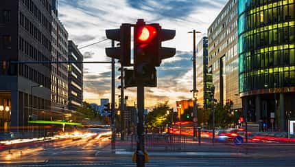 Rote Ampel in der Rush Hour am Potsdamer Platz in Berlin Rote Ampel in der Rush Hour am Potsdamer Platz in Berlin