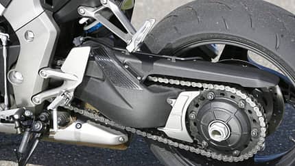 Honda CB 1000 R, Kettenantrieb, Motorrad, Schwinge, Hinterrad, Streetfighter, Kettenspanner, Motorradtechnik, Detailaufnahme Detailaufnahme des Hinterradantriebs einer Honda CB 1000 R mit Kettenantrieb und Schwinge.