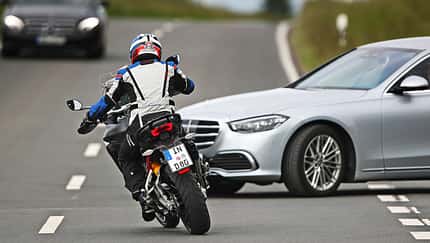 45 % der Motorradfahrer geben Beinahe-Unfall auf Landstraße an, Umfrage zu „Hartes Pflaster: Landstraße“ 45 % der Motorradfahrer geben Beinahe-Unfall auf Landstraße an, Umfrage zu „Hartes Pflaster: Landstraße“