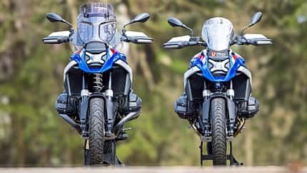BMW R1300 GS, Wilbers Federwerk, Reiseenduro, Motorrad, Gruppenbild, Adventure-Bike, Federung, 2026, Frontansicht, Motorradtechnik Zwei BMW R1300 GS Motorräder mit Wilbers-Federwerk, frontal nebeneinander aufgestellt, im Freien fotografiert.