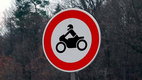 Verkehrsschild Streckensperrung Motorrad Fahrverbot