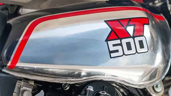 Die Bilder zeigen eine Enduro in der Transportkiste. Es ist eine Yamaha XT 500.