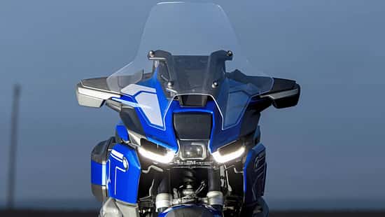 Frontansicht einer BMW R1300 RT, blau lackiert, mit großem Windschild und LED-Scheinwerfern.