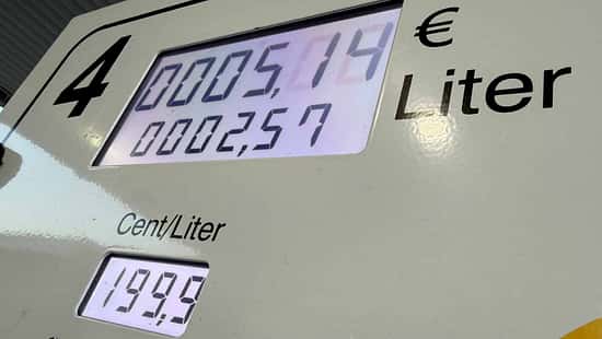 Motorräder mit niedrigem Verbrauch im Test von MOTORRAD