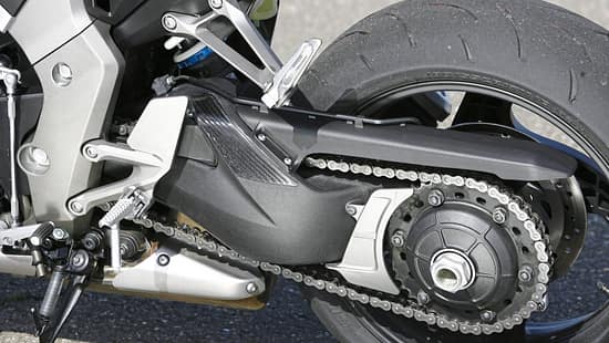 Detailaufnahme des Hinterradantriebs einer Honda CB 1000 R mit Kettenantrieb und Schwinge.