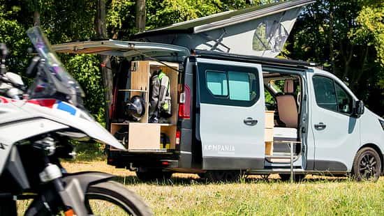 Kompanja EINS Moto auf Basis Renault Trafic mit Motorrad