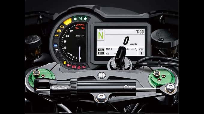 Das neue TFT-Display kommt mit Bluetooth-Funktion, worüber sich das Smartphone mit dem Motorrad verbinden kann.