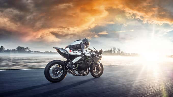 Sie krallt sich aus dem neuen Teileregal der neuen Ninja h2 aber auch die neuen Brembos.