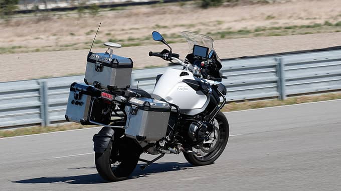 Ist ein Motorrad mit der Technik ausgerüstet, die es dafür braucht, benötigt es nur noch wenig zusätzliche Ausrüstung, um selbst fahren zu können. Mit dieser Technik haben die BMW-Entwickler ihren Versuchsträger ausgestattet.