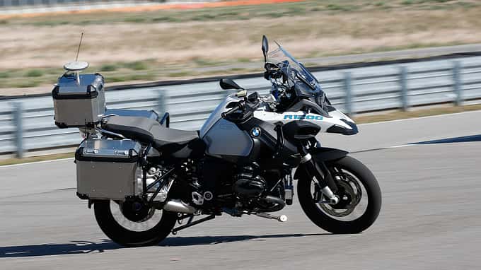 Welche Ansätze dabei verfolgt werden, zeigt jetzt ein selbstfahrender Prototyp auf Basis einer BMW R 1200 GS. 
