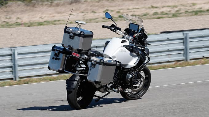 Vorgestellt wurde die autonom fahrende BMW R 1200 GS auf dem BMW-Testgelände im französischen Miramas.
