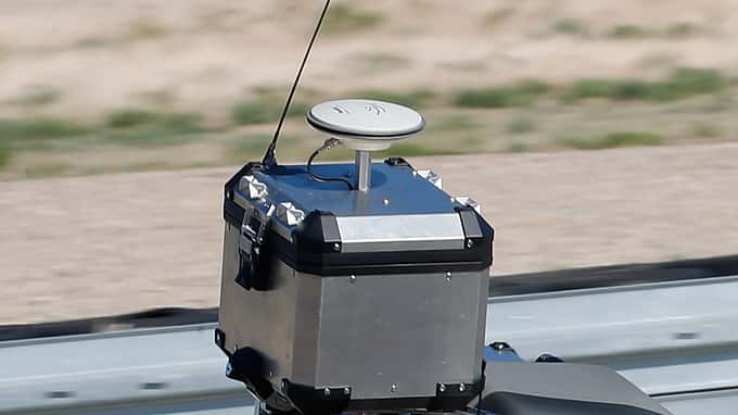 Markantes Kennzeichen der autonomen BMW ist die große Antenne auf dem Topcase.