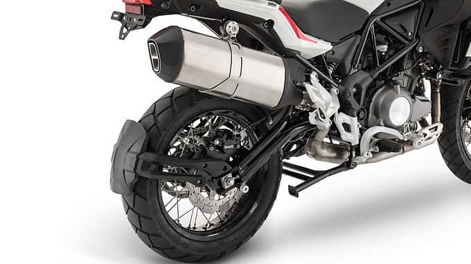 Der nach oben versetzte kantige Auspuff sorgt zusammen mit der ebenso kantigen Linienführung für Anklänge an die BMW GS Adventure.
