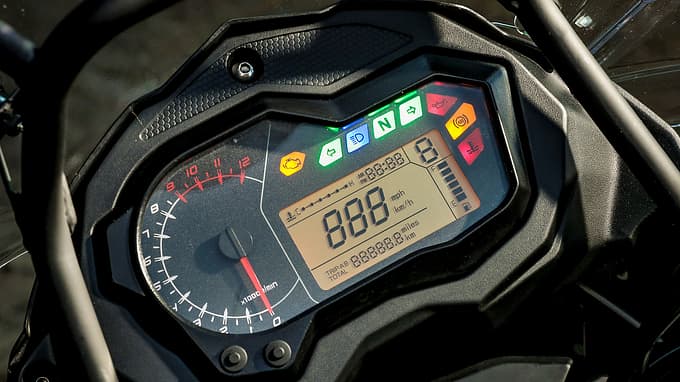 Das Cockpit kombiniert einen analogen Drehzahlmesser mit einem Digitaldisplay für weitere Anzeigen.