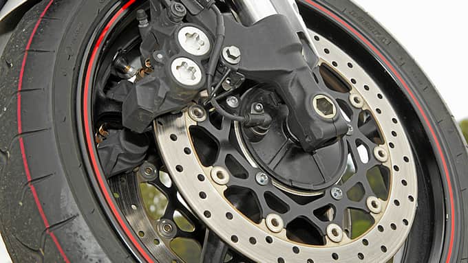 Zunächst ohne, erhält die Fazer 2007 ABS, die FZ1 folgt 2008. Für Preissensi­ble gibt es die FZ1 2011 erneut ohne ABS.