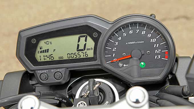 FZ1 und Fazer geben in ihrem schlichten, dafür aber übersichtlichen Cockpit kaum mehr als die nötigsten Infos preis.