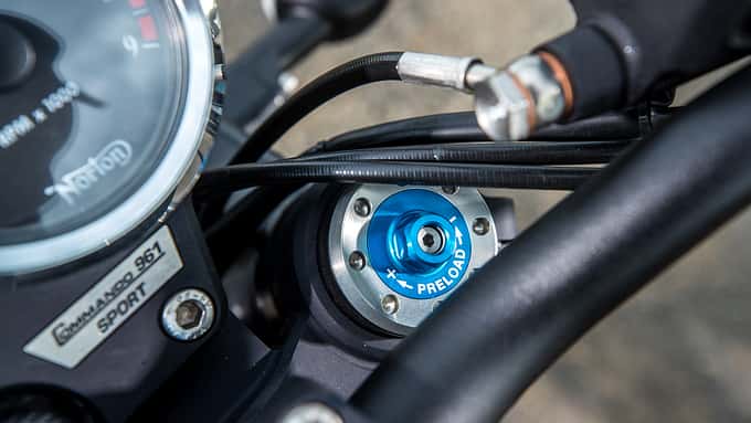 Hier lugt die Moderne hervor: voll einstellbare Gabel von Öhlins, das Grundsetup geriet straff.
