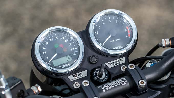 Darf an Nostalgie-Bikes nicht fehlen: klassische Rundinstrumente.