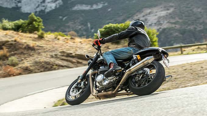 Nur ein geringer Impuls ist nötig um die Norton auf einem sauberen, verlässlichen Strich durch die Kurve zu führen. Kurvenspaß at its best!
