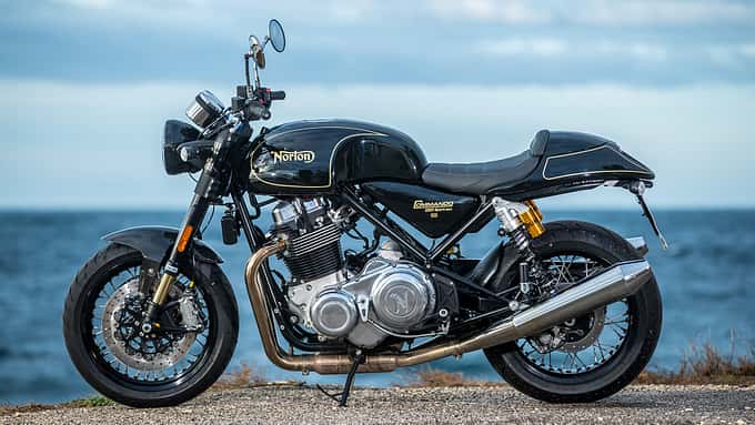 Mehr Retro-Charme geht nicht: Das Norton-Styling trifft das Thema punktgenau.