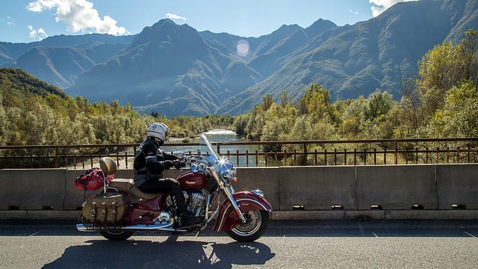 Kolossales Motorrad in grandioser italienischer Alpen-Landschaft. Oder umgekehrt?