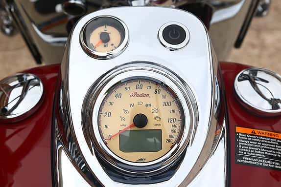 Benzinfüllstand, Ein-/Ausschaltknopf und Tachometer - die Tankamaturen der Chief Vintage.