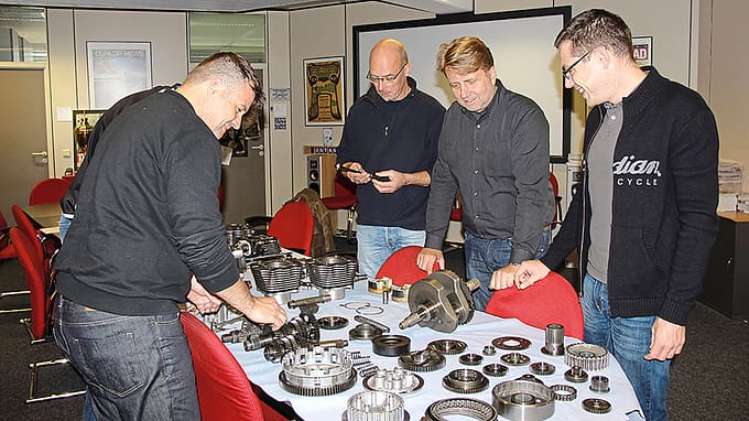 Die Experten vom MOTORRAD und Indian begutachten das zerlegte Dauertestmotorrad.