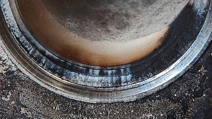 Die Auslassventile, vor allem das hintere, weisen an den Sitzen Brandspuren mit Kraterbildung auf. Die Ventilsitze sind allesamt verbreitert.