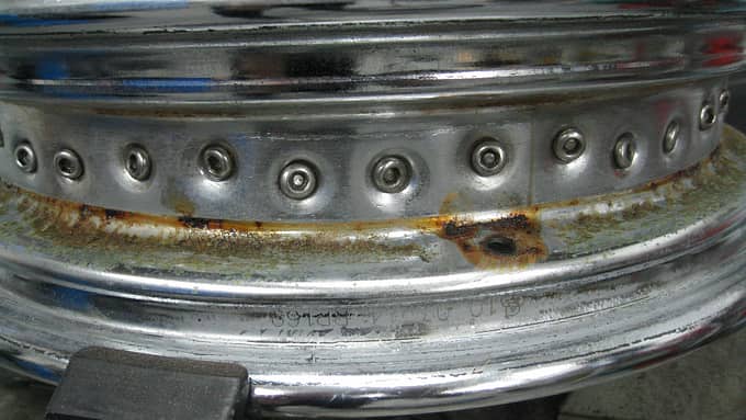 Stimmige 16-Zoll- Speichenräder sind ursprünglich sogar mit Weißwandreifen bestückt. Doch bei dem jüngsten Reifenwechsel war die Innenseite der Stahlfelgen rostig.