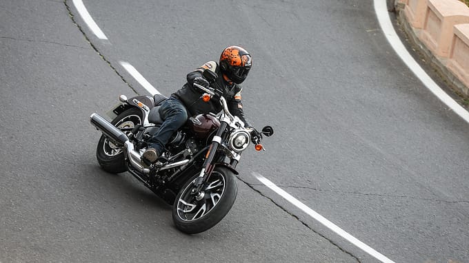 Der 317-Kilo-Cruiser ist sicherlich nur in Harley-Davidsons Selbstverständnis ein „Sport Bike“, doch die vielen Kurven auf Teneriffa, meistert die Sport Glide erstaunlich gut.