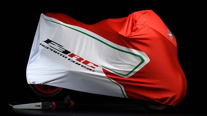 Eine passende Abdeckhaube im MV-Agusta-Racing-Look wird mitgeliefert.