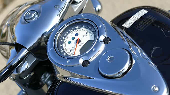 Klassisch: Cockpit und Co. sind dagegen bei der VN 2000 so gestaltet, wie man es bei einem fetten Lowrider erwartet.