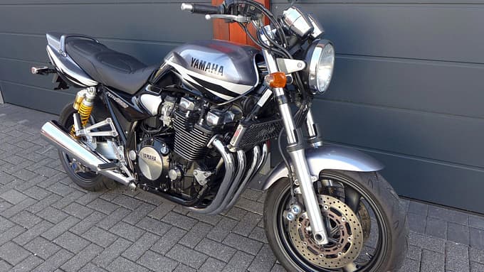 Beispiel: EZ 2/2002, 43.700 km. Prima Garagenmotorrad, unfallfrei und lecker gepflegt. Der Händler aus NRW hat Öl, Zündkerzen und Bremsflüssigkeit bereits erneuert und gibt Gewährleistung.