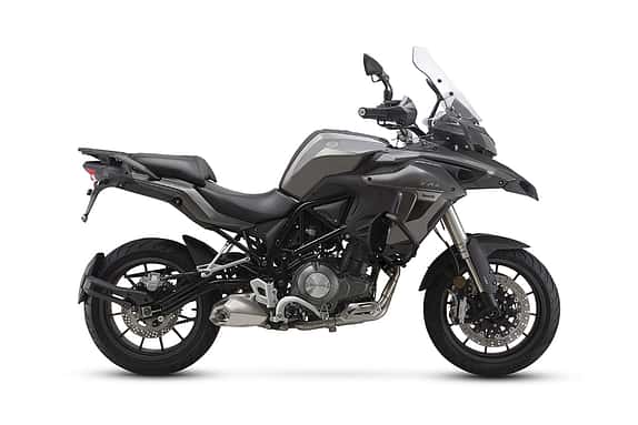 Benelli TRK 502: Reihen-Zweizylinder, 499 cm³, 35 kW (48 PS) bei 8500/Min, 45 Nm bei 5000/min, Sechsganggetriebe, Federweg vorn/hinten 135/45 (am Federbein) mm, Reifen vorn 120/70 ZR 17, hinten 160/60 ZR 17, Radstand 1525 mm, Sitzhöhe 800 mm, Gewicht (trocken) 213 kg